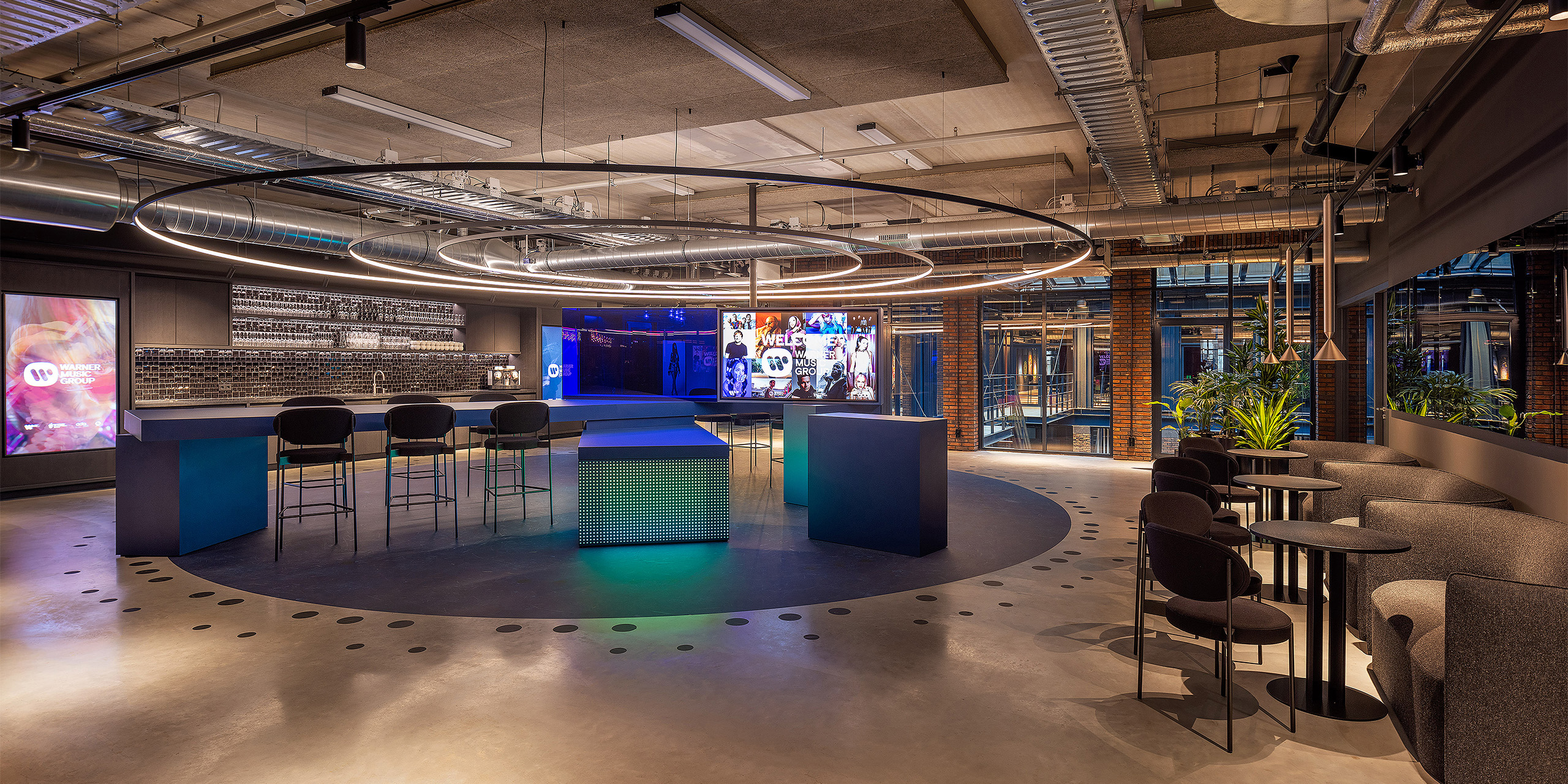 ''Inside the speaker'' experience
in the Warner Music Group office >